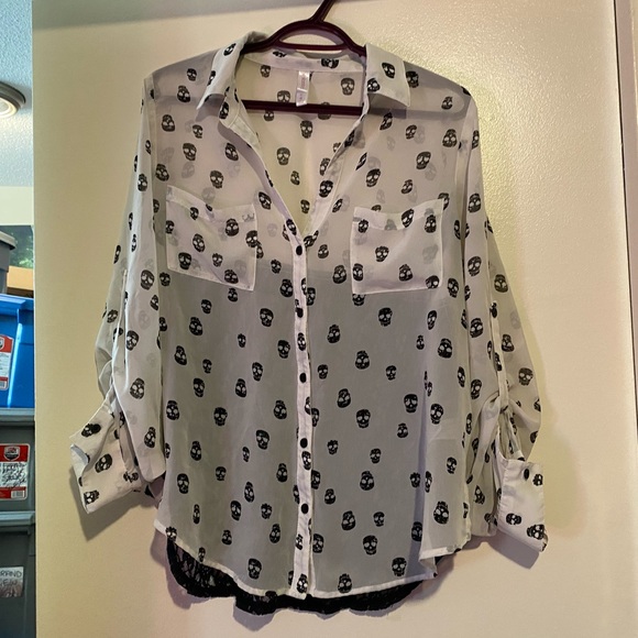 XHILARATION SKULL LACE BACK BLOUSE - Picture 2 of 12